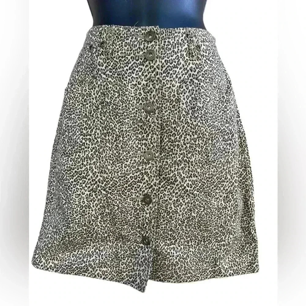 Lizwear Liz Claiborne Animal Print
Skirt Size 2P 100% cotton cheetah print